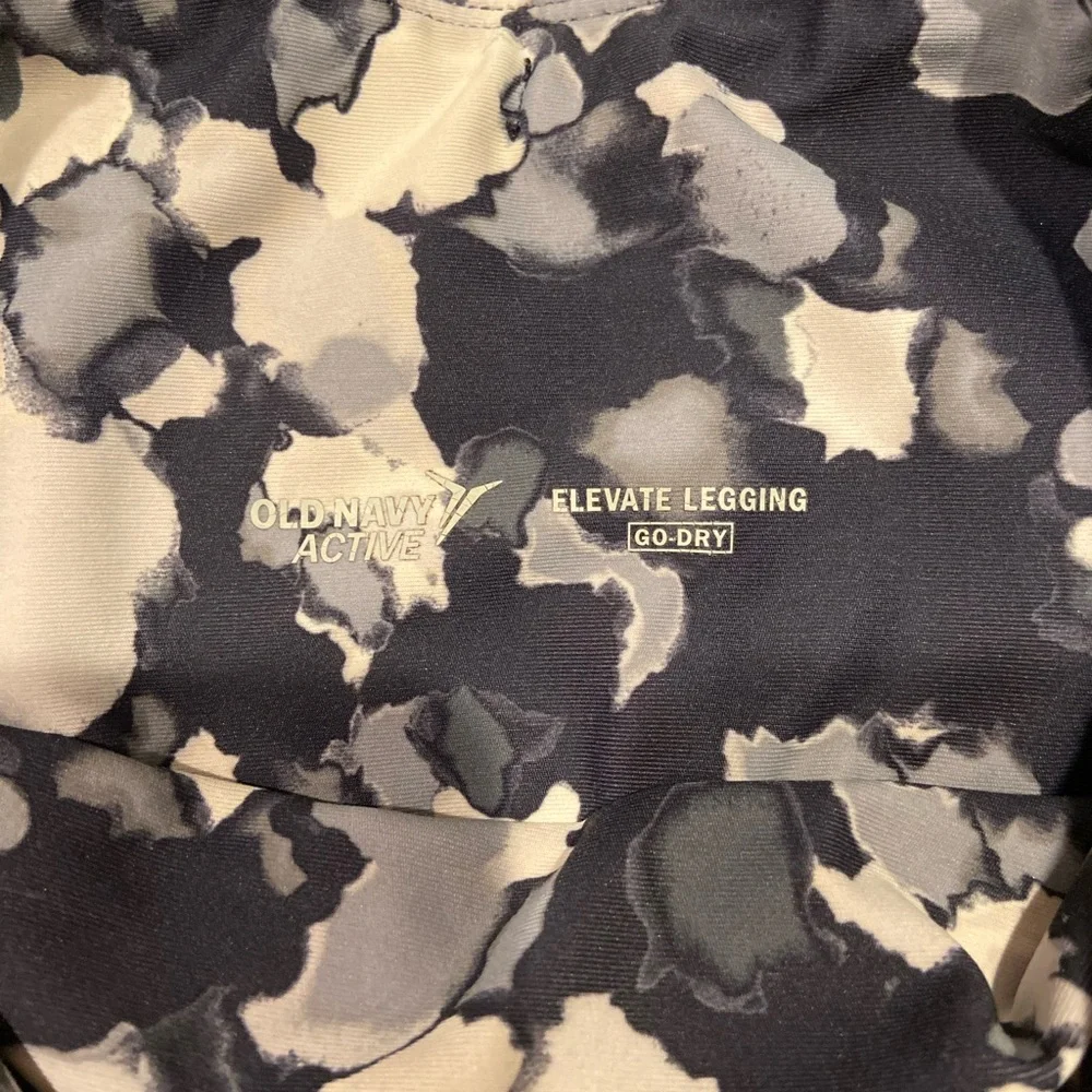 Old Navy Active Go-Dry Elevate Leggings in Youth Large.